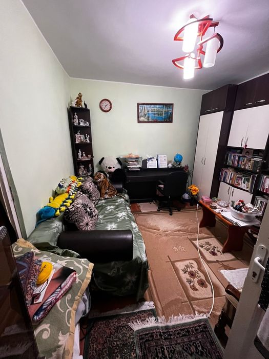 Vând casa în zona Căminul de Batrani