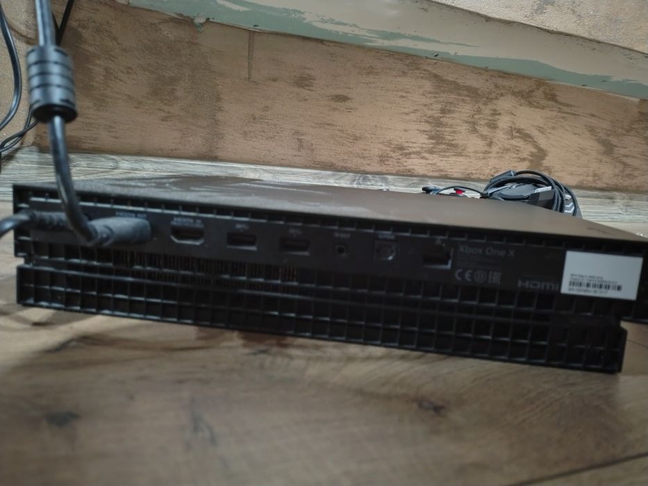 Xbox one X 1tb o maneta și 2 jocuri