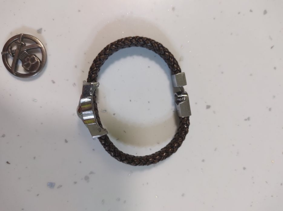 Гривна и значка с черепи