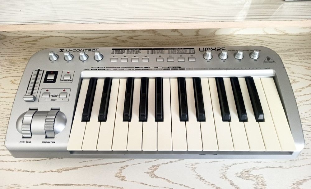 Behrenger umx 25 midi kllavish sotiladi.