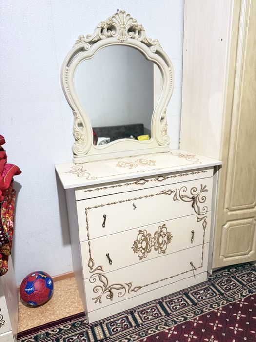 Продам комод  с зеркалом