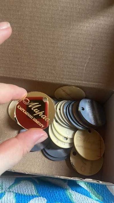 Акриловые бирки на тойбастар