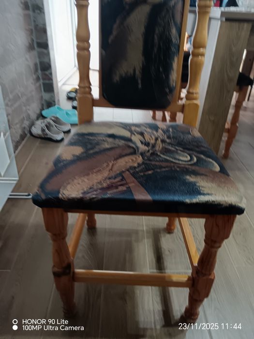 Продавам кухненска маса от естествено дърво..