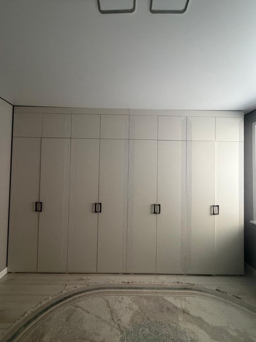 Шкаф большой восьми дверный