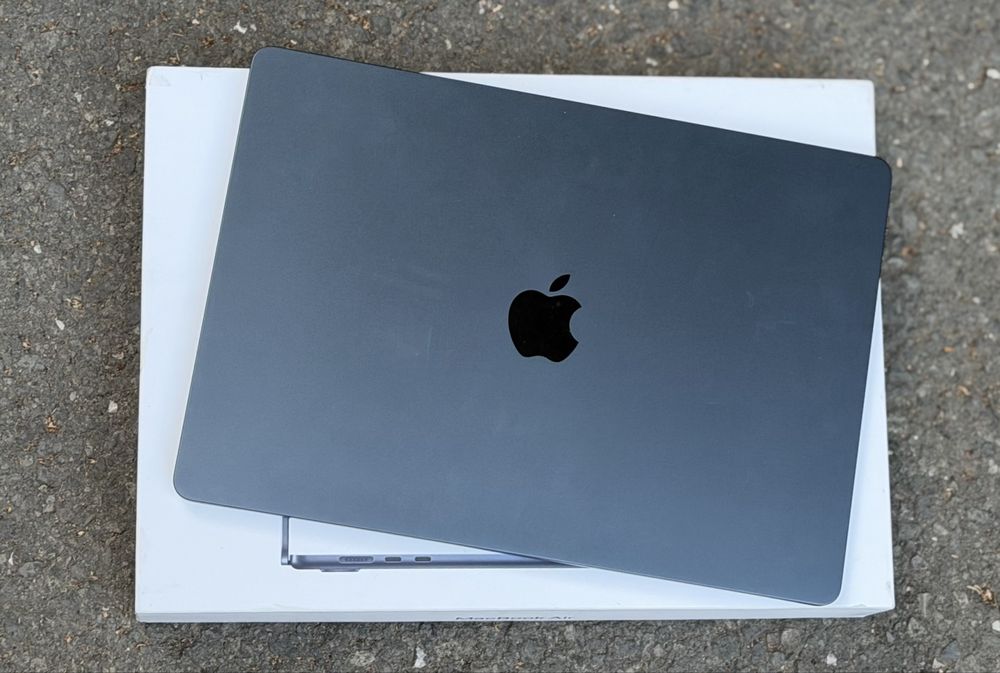 ГАРАНЦИОНЕН!!! Apple MACBOOK AIR 15” M5, 16GB RAM, 512GB SSD, Midnight + Apple Magic mouse + Чанта