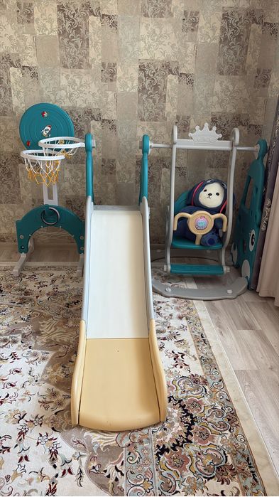 Продается машина , бассейн , манеж , шизлонг, горка