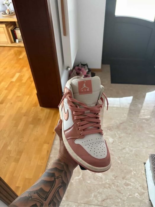 Jordan 1 mid Red Stardust