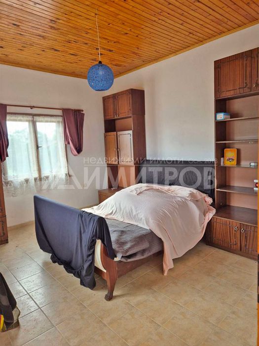 Продава двуетажна каменна къща в провансалски стил с 2,5 дка двор.