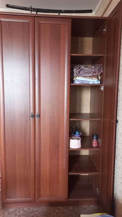 Шкаф вместительный, б/у, самовывоз.  Срочно!