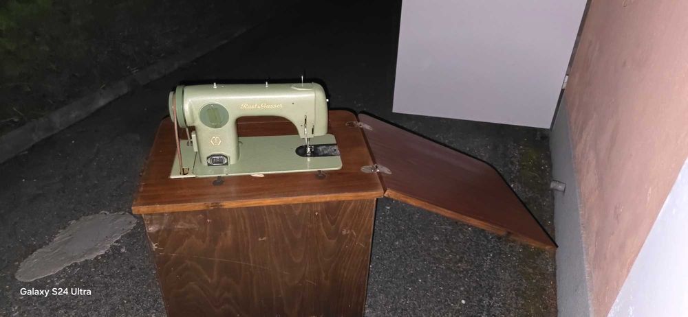Masini de cusut vechi Singer si Rast Gasser cu mese lemn