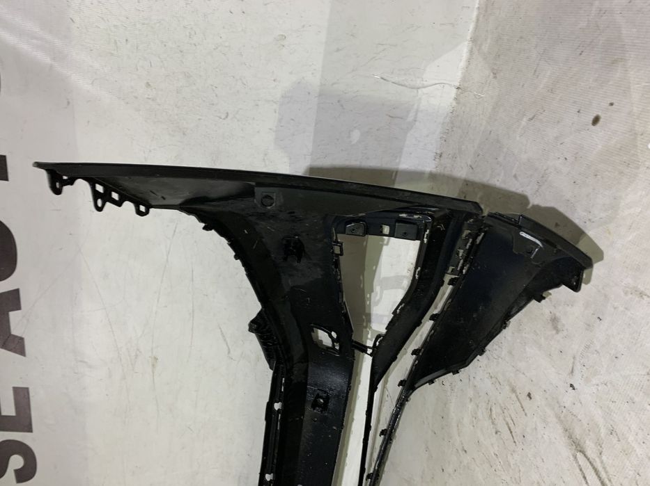 Bara fata VW Passat, B8, facelift, Highline, 2019, 2020, 2021, 2022, 2023, cod origine OE 3G0807221F, cu gauri pentru senzori de parcare (4). Are o minifisura in partea dreapta jos, nu se vede daca este cromul clipsat.