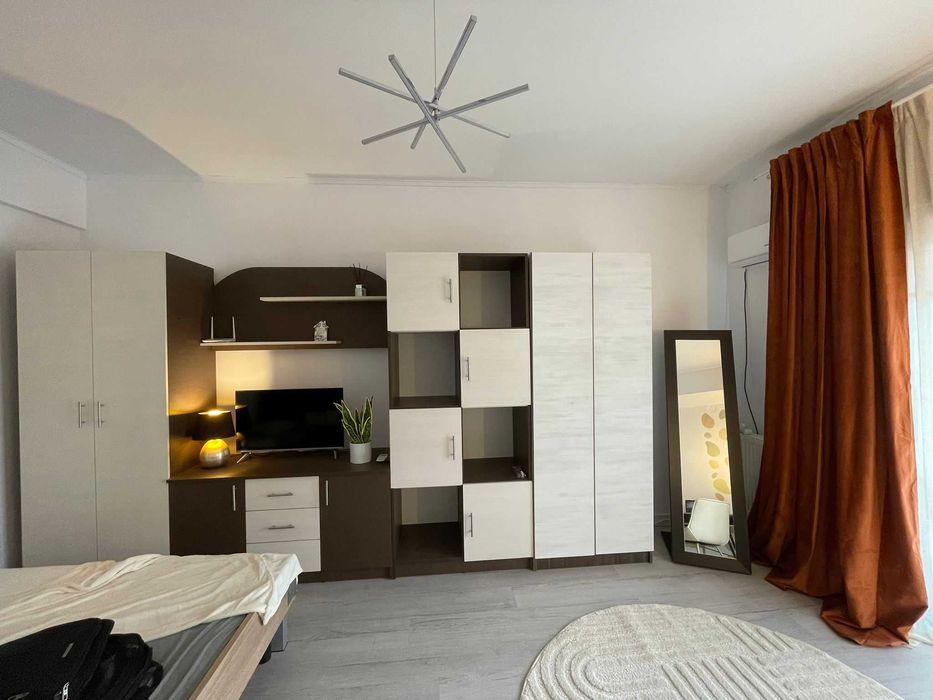 PF, Inchiriez apartament CENTRAL, 2 camere, SPATIOS, LUMINOS, recent renovat cu designer