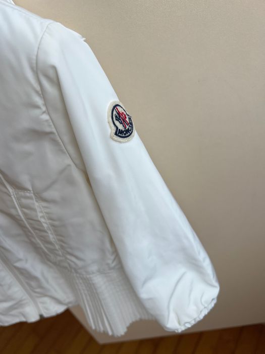 Продавам яке Moncler