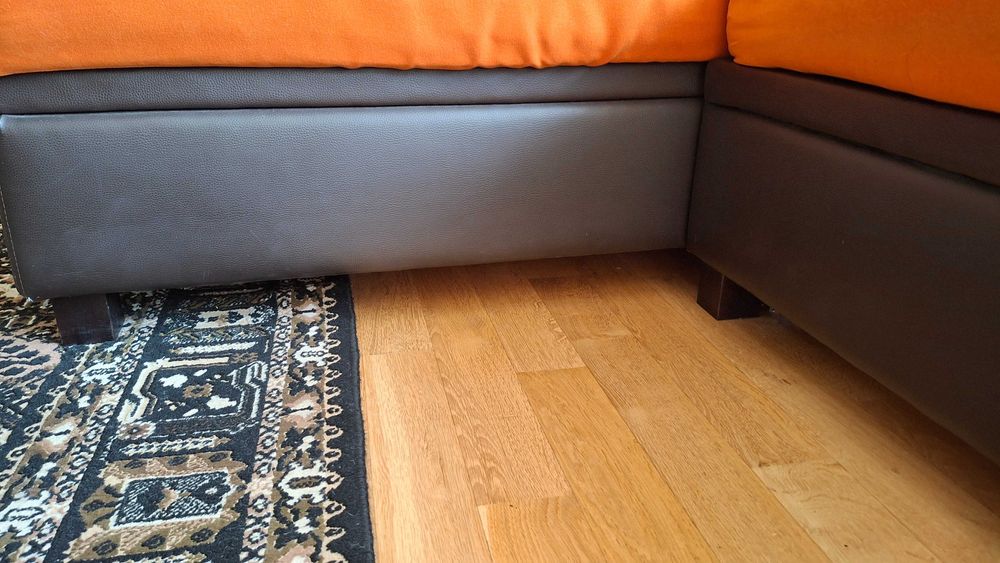Ъглов диван с размери 305см / 180 см / 90 см.