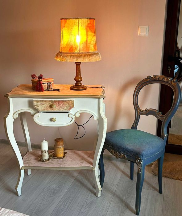 Реновиран стол със добавени орнаменти