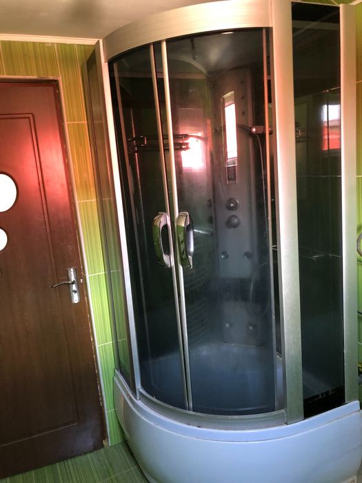 Cabină de duș cu muzică și geamuri fumurii și hidromasaj