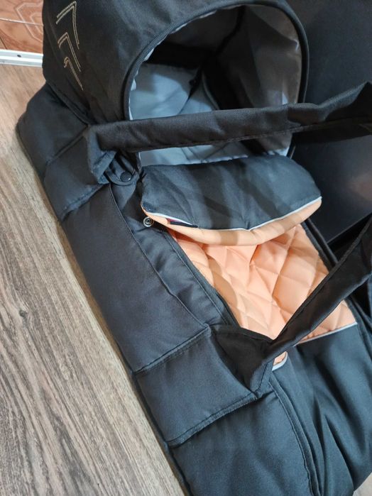 Cărucior de maximă calitate cu toate accesoriile pentru noua mămică!