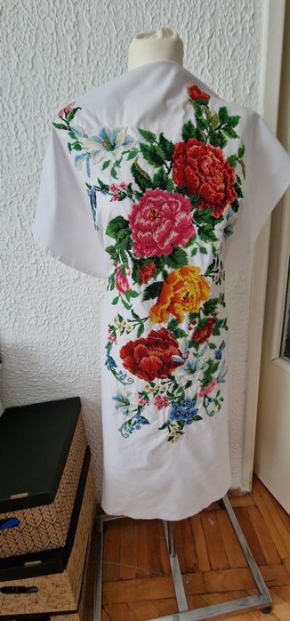 Rochie cusută cu mărgele
