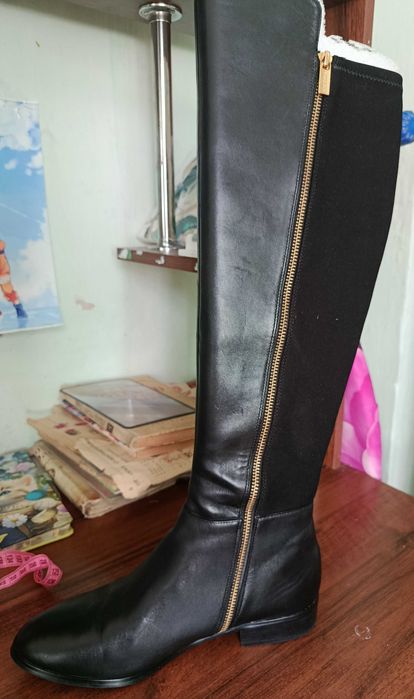 Продаются  женские  фирменные сапоги