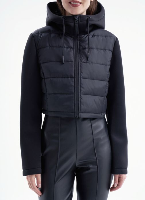 Укороченная куртка с капюшоном