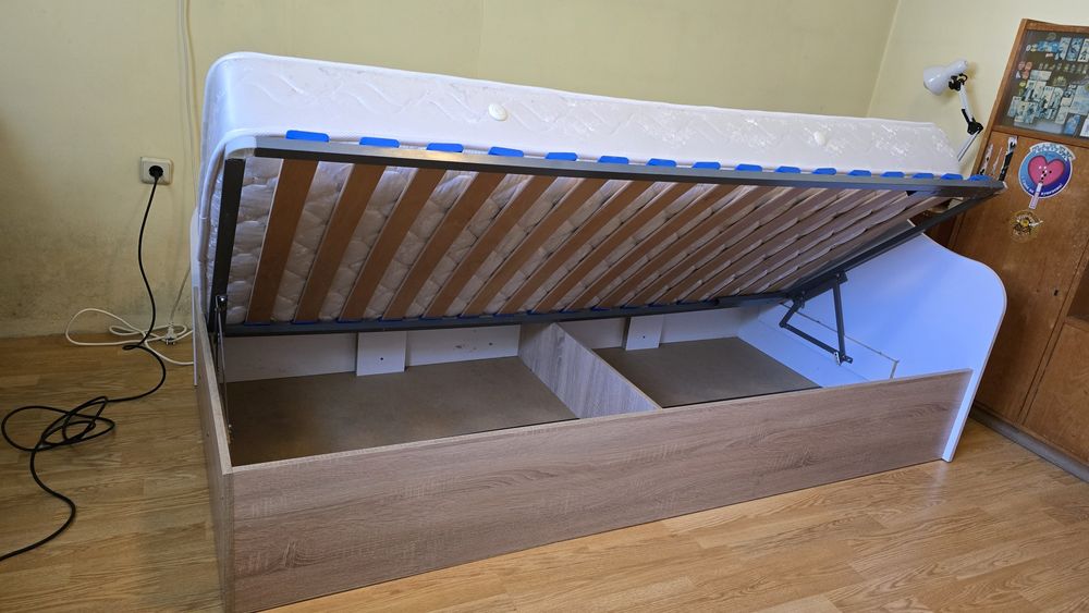 Легло с матрак и повдигащ механизъм