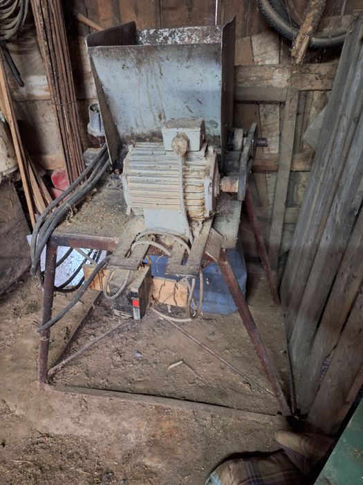 Mașină de tocat mere  cu cos de inox și motor trifazic.