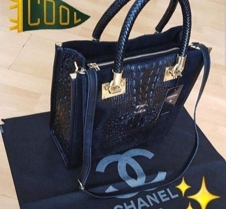 Geanta piele naturala, insertii model croco si piele întoarsă, curea detasabila umăr, logo metalic, saculet, etichetă