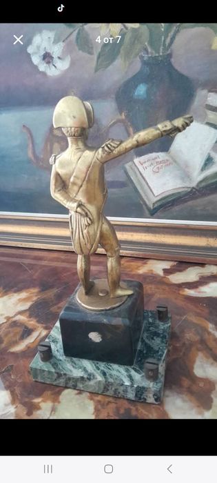 Бронзова фигура на офицер