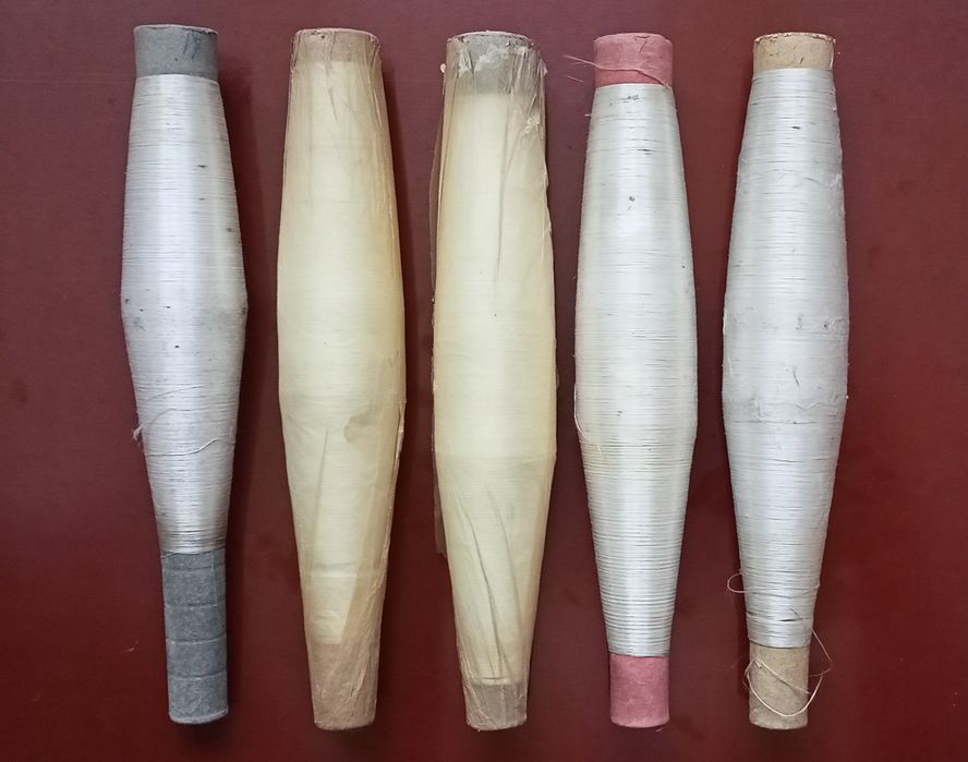 Нити для ткацкого станка.