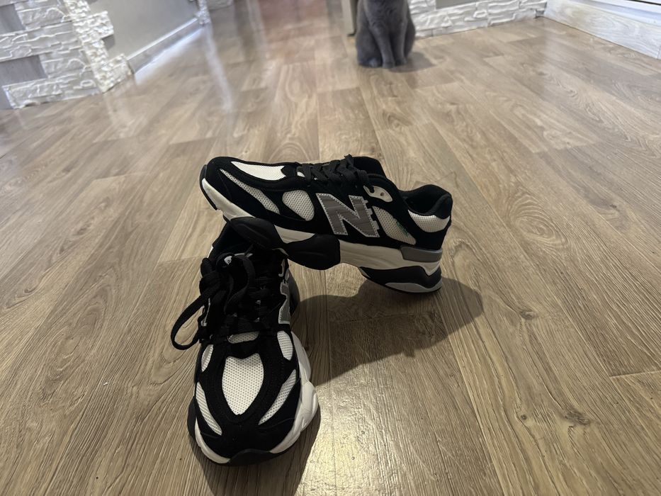 Кроссовки женские