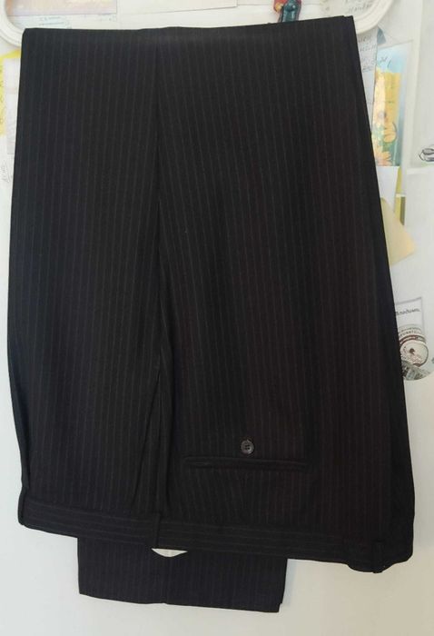 Черен костюм на тънки райета като нов