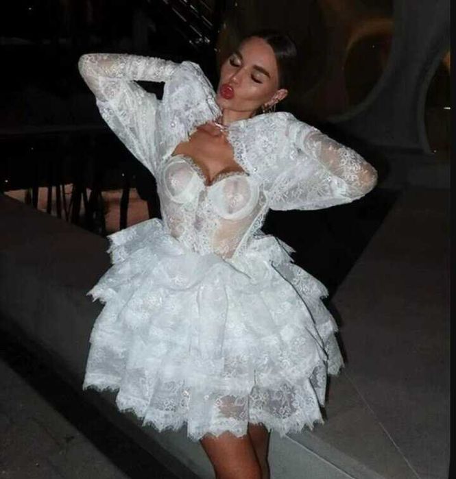 бяла рокля miss rosier с дантела и дълъг ръкав къса