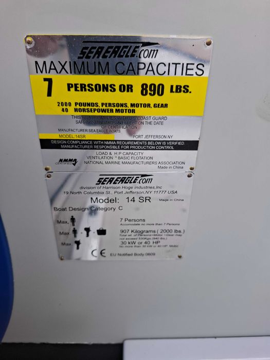 Надуваема лодка с извънбордов двигател