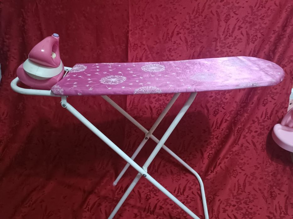 Игрушечная гладильная доска и утюжок