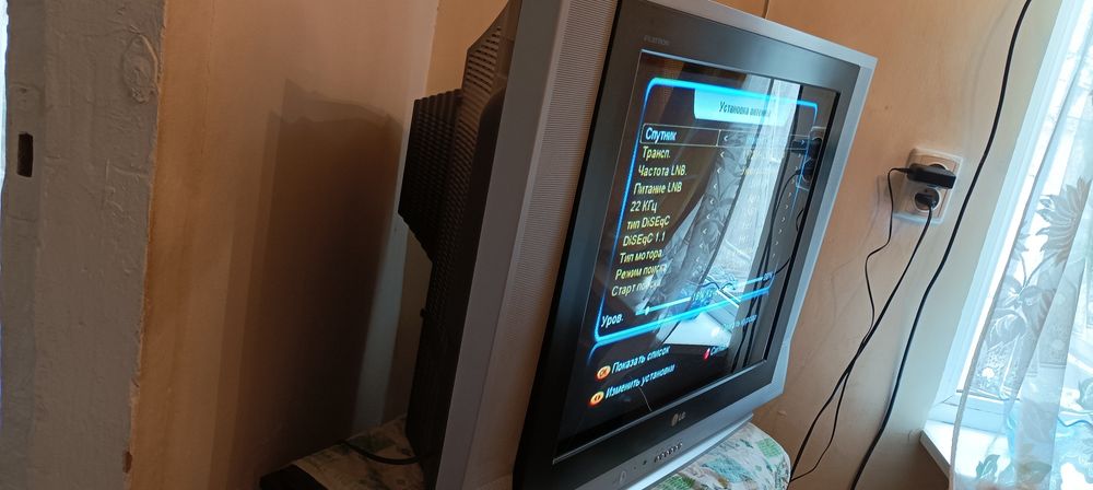 Телевизор LG серого цвета