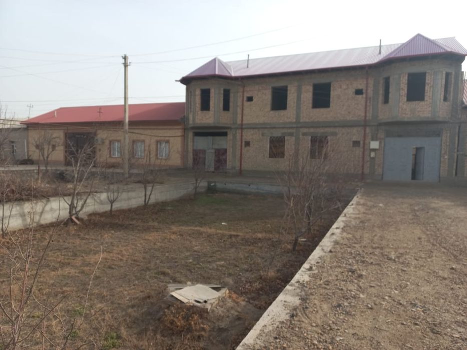 Курилиши тугалланмаган ховли