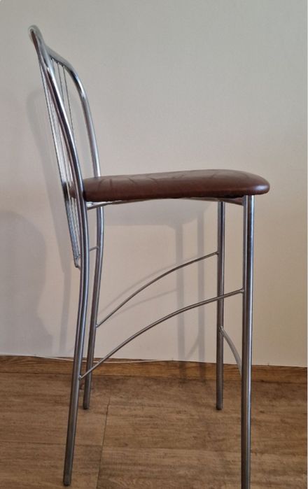 Продавам 2 броя бар столове с облегалки за 100 лева и 4 друг модел