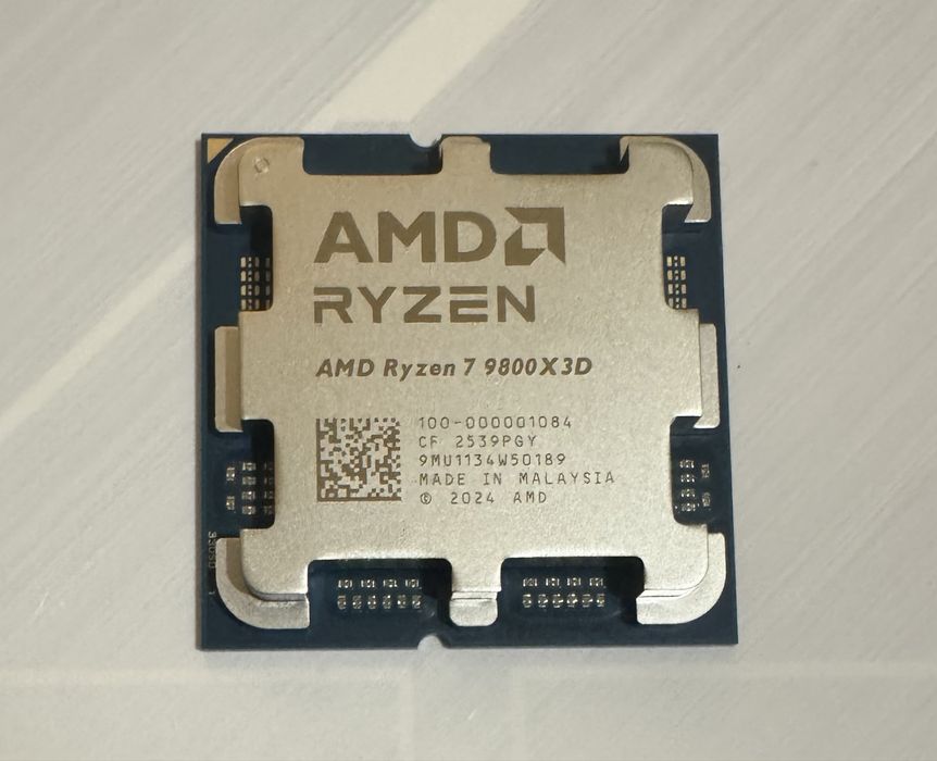 Геймърски компютър AMD Ryzen 7 9800X3D