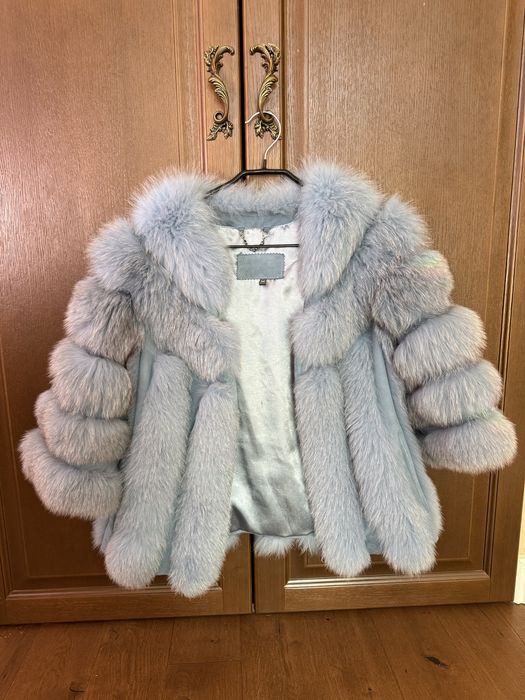 Haina blana superba de vulpe argintie,luxoasa si eleganta,culoare bleu ciel,bust 86 cm,masura S-M
