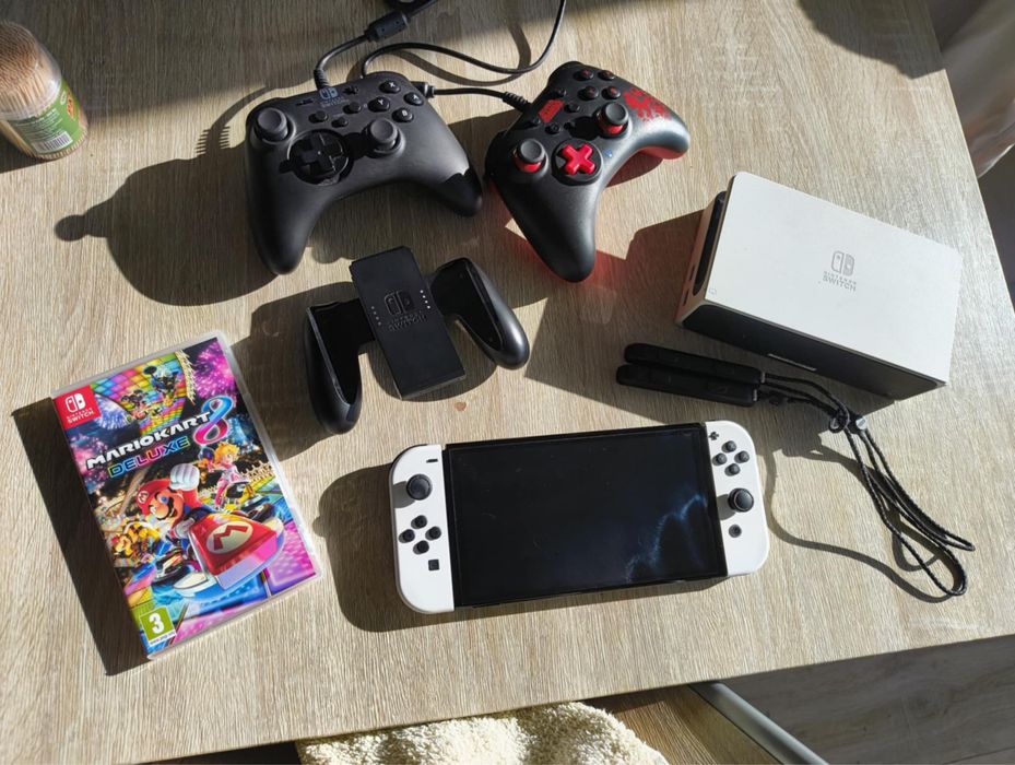 Nintendo Switch OLED (White)