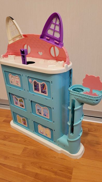 Casuta Gabby's Dollhouse originala de jucarie canta, cu 3 camere amenajate lift include papusa Briosel, Matisor, Bebe Cutiuta Pernmat, Dj Mat Pisirena