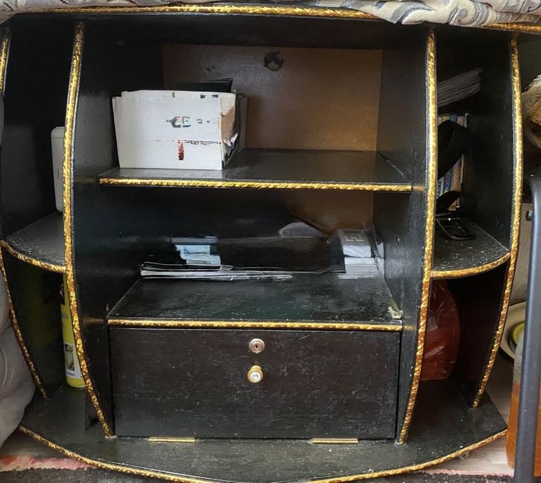 Шифоньер, сундук, подставка сатылады. (Продается)