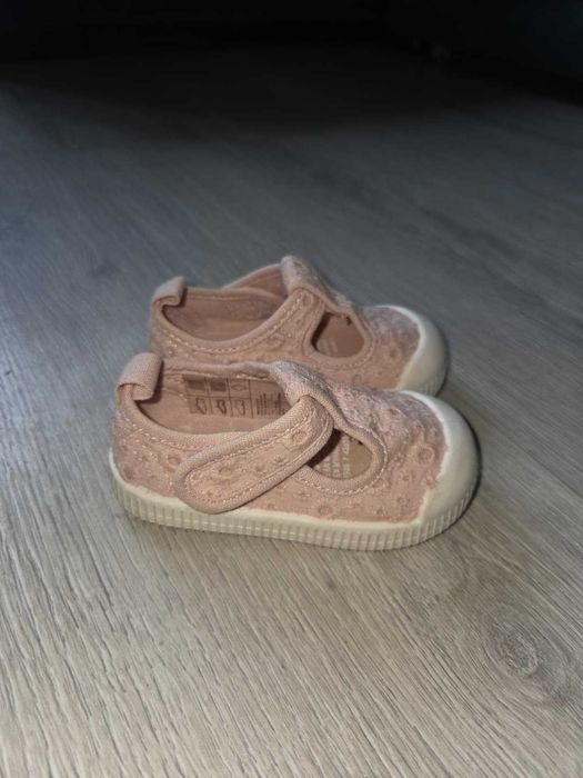 Pantofi fete decupati noi H&M, dantela roz - Marime 18/19