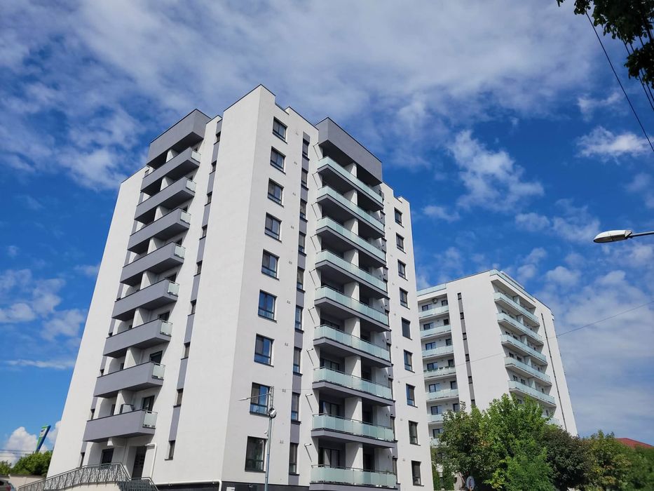 Închiriez apartament cu 3 camere în bloc nou