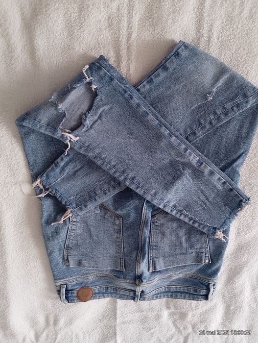 Blugi damă mulați.