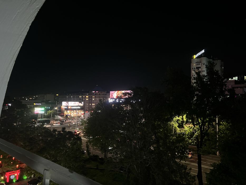 Айбек срочно продается 2 комнатная квартира в самом центре