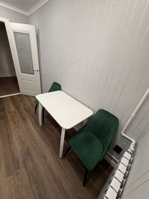 Продам стол и стулья для кухни новые совсем