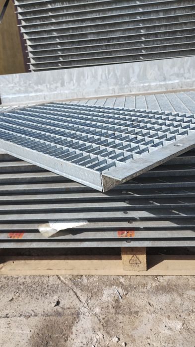 Trepte zincate pentru scări metalice grătare și rigole pentru trafic