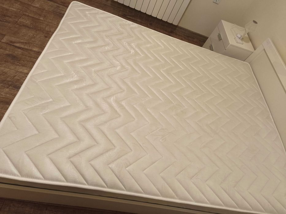 Спалня с матрак и две нощни шкафчета