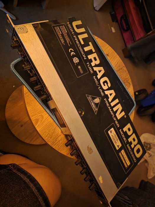 Preamplificator cu tub Behringer Ultragain Pro MIC2200